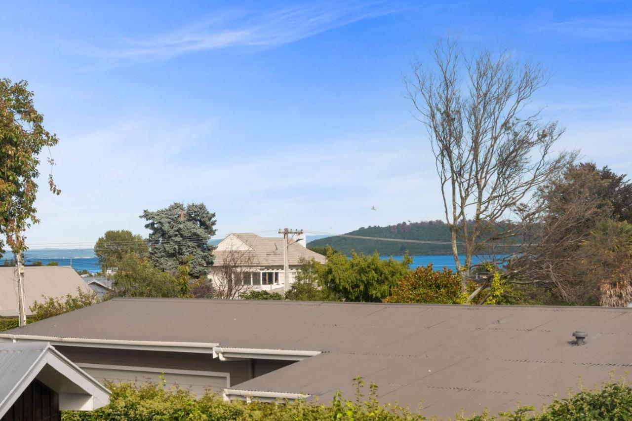 Rainbow Lake House - Lake Taupo Holiday Home Екстер'єр фото