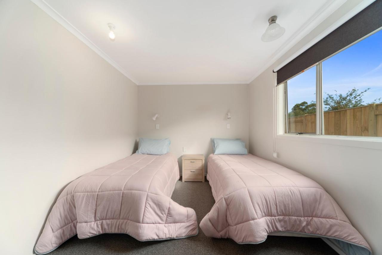 Rainbow Lake House - Lake Taupo Holiday Home Екстер'єр фото