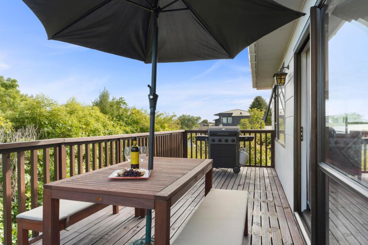 Rainbow Lake House - Lake Taupo Holiday Home Екстер'єр фото