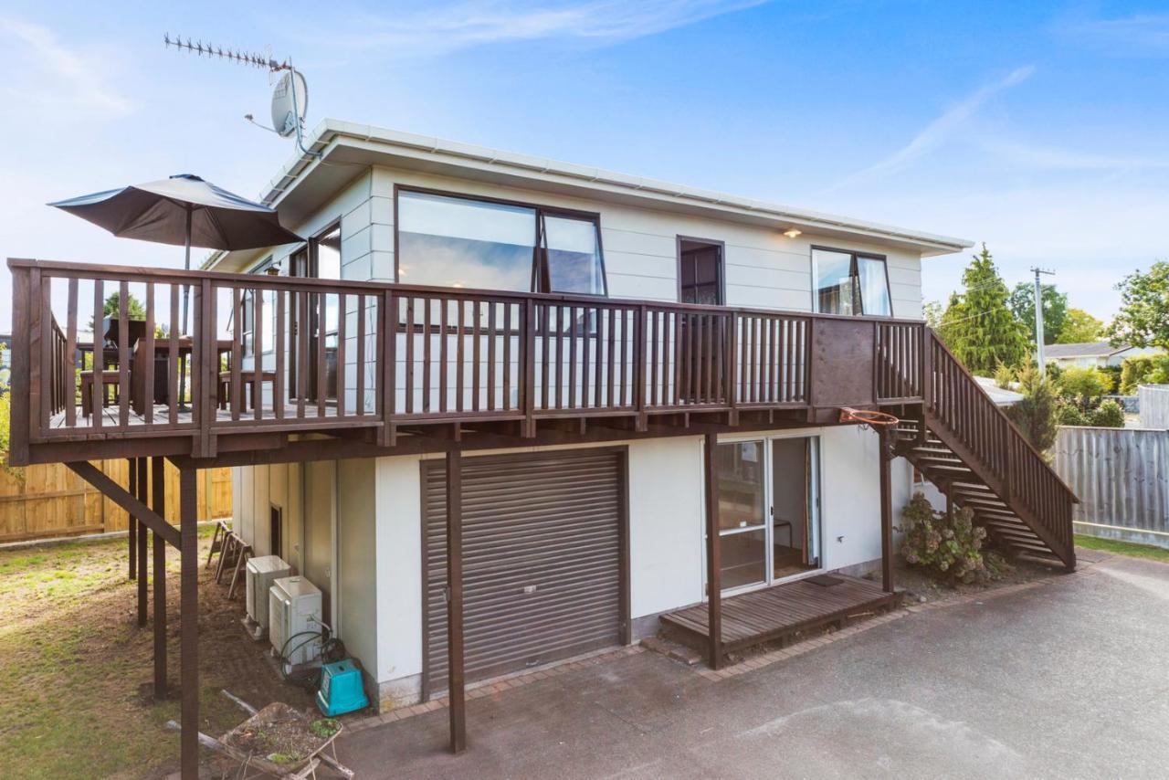 Rainbow Lake House - Lake Taupo Holiday Home Екстер'єр фото